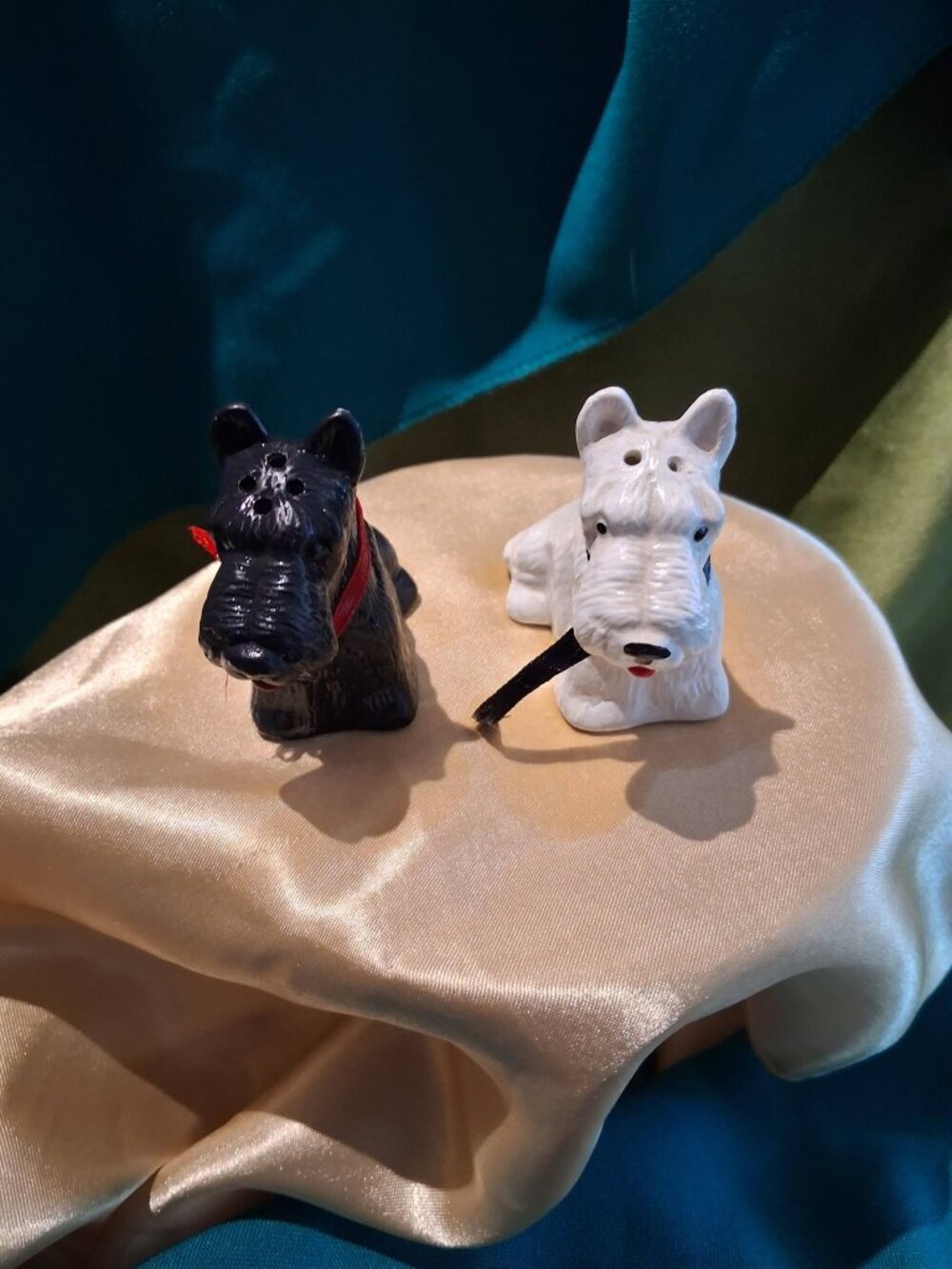 Vintage circa 1950s-1960s Ceramic Scottish Terrier Dog Salt and Pepper Shakers